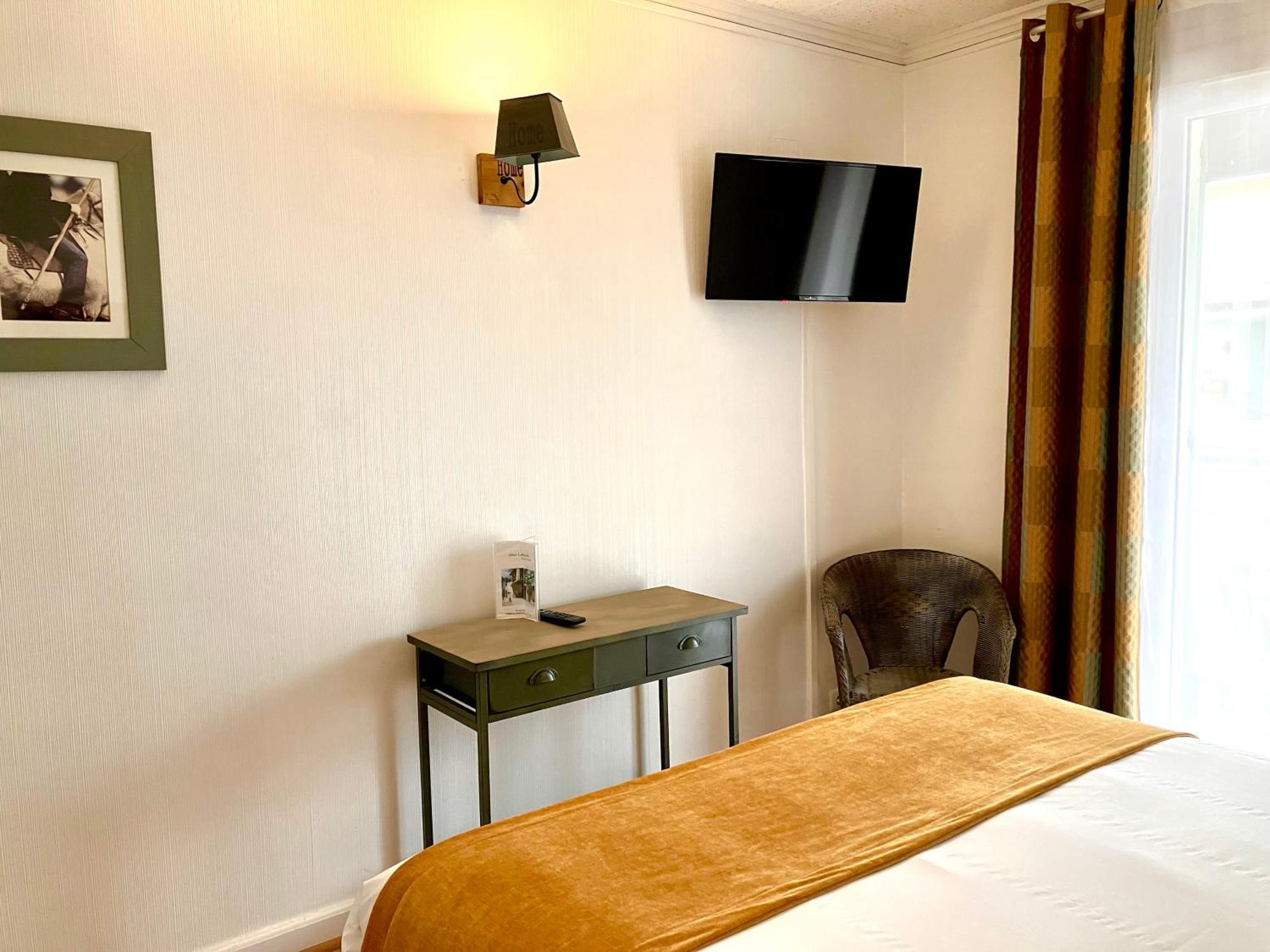 Hotel Lou Marques Сент-Марі-де-ла-Мер Екстер'єр фото